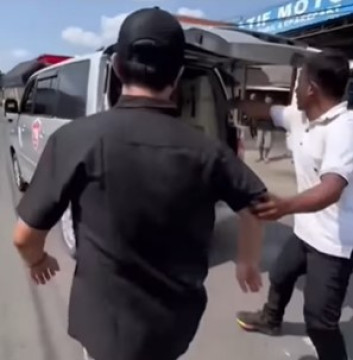 Viral video pengemudi mobil halangi ambulans. (instagram)